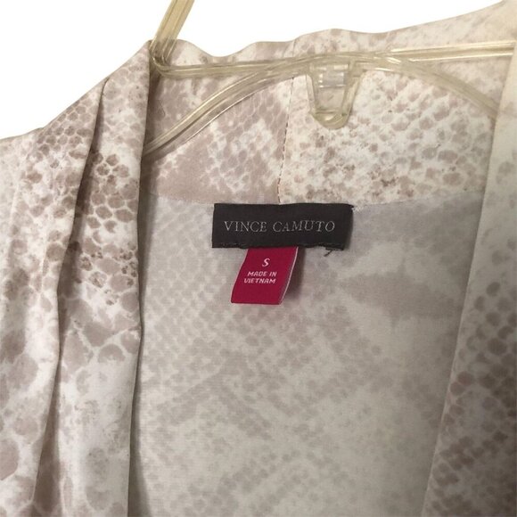 VINCE CAMUTO Demure snakeskin V neck 3 quarter Sleeve Blouse size small MSRP $95 - Picture 3 of 3